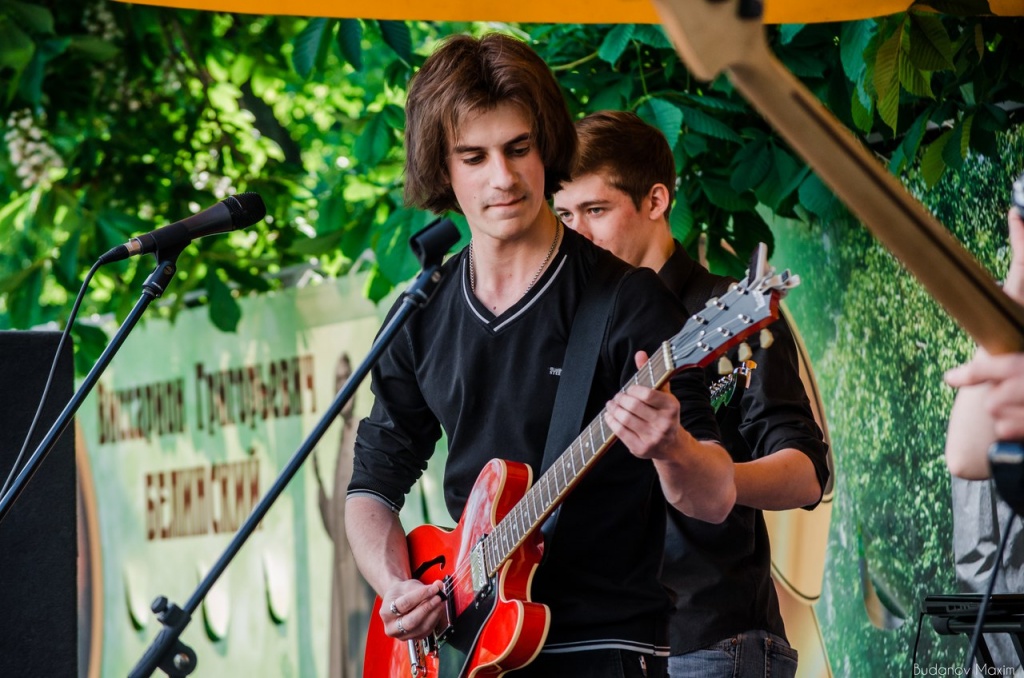 Missisippy Sax. Андрей Плотников - соло-гитара. Фото максима Буданова.jpg